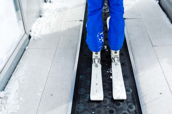 Conveyor belts for ski lifts